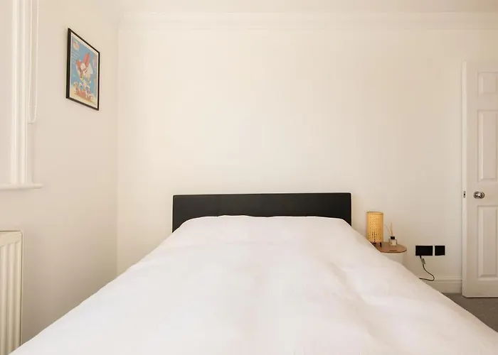 Newly Renovated Central Modern Apartment