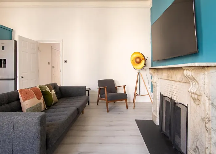 Newly Renovated Central Modern Apartment