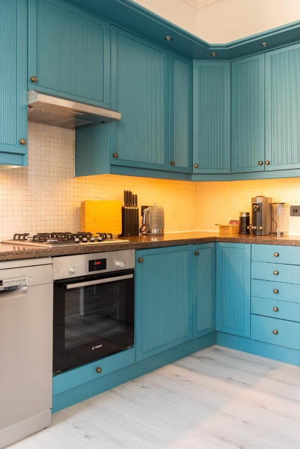 Newly Renovated Modern Apartment *